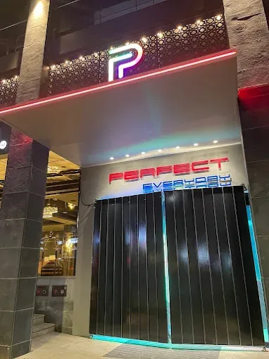 강남 퍼펙트 엘리에나호텔 입구, PERFECT 간판