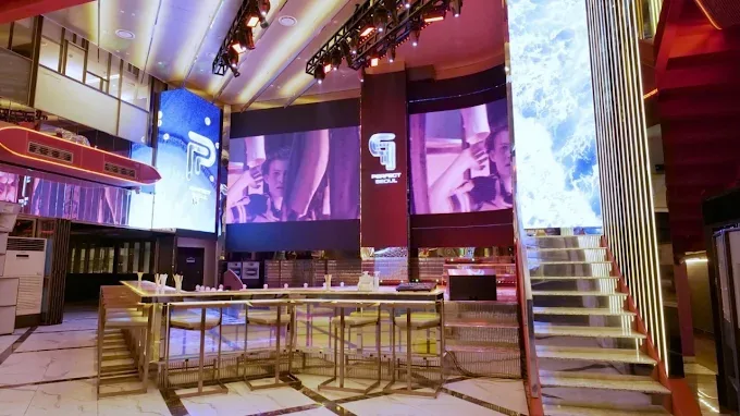 강남 퍼펙트 메인 홀, 대형 LED 스크린과 바 테이블